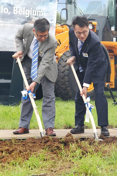 Groundbreaking ceremony_2 (2)Mr S.G. Rhee, COO of Construction Equipment Division of Hyundai Heavy Industries (HHI), and Mr J.C. Jung, Managing Director of Hyundai Heavy Industries Europe (HHIE),