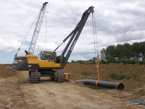 The Volvo PL4809D’s hydraulic cab elevation offers excellent visibility for the pipelayer tie-ins.