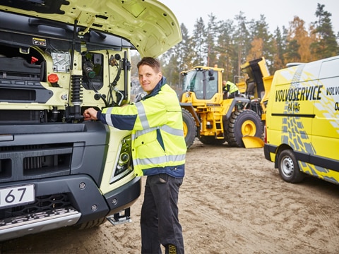 Swecon service technician provides rapid help on-site.