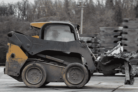 With high capacity and built in efficiency, the Volvo MC135C skid steer loader performs at a high level.