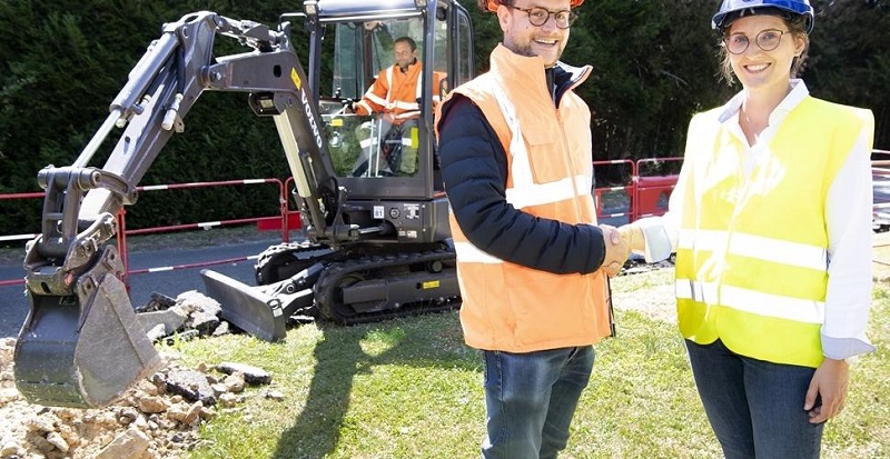 first-volvo-electric-compact-excavator-arrives-at-customer-site