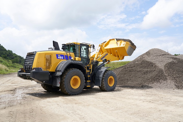 Komatsu wheel loader in action WA475-11