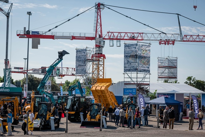 SaMoTer_2026_crane outdoor